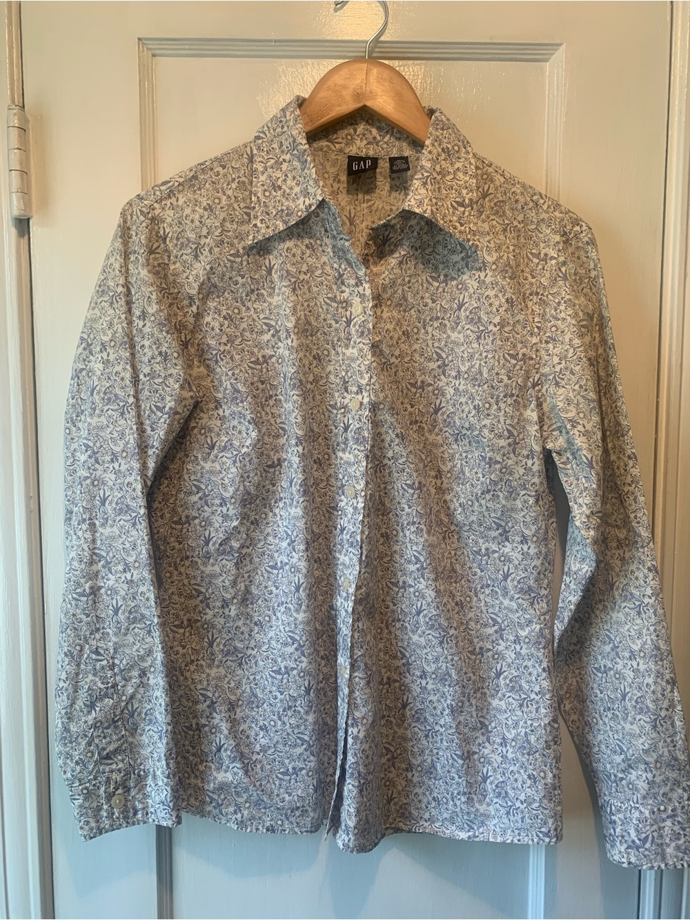 GAP Button Down Gray Blue Floral Shirt Size M 100% Soft Cotton Preppy
